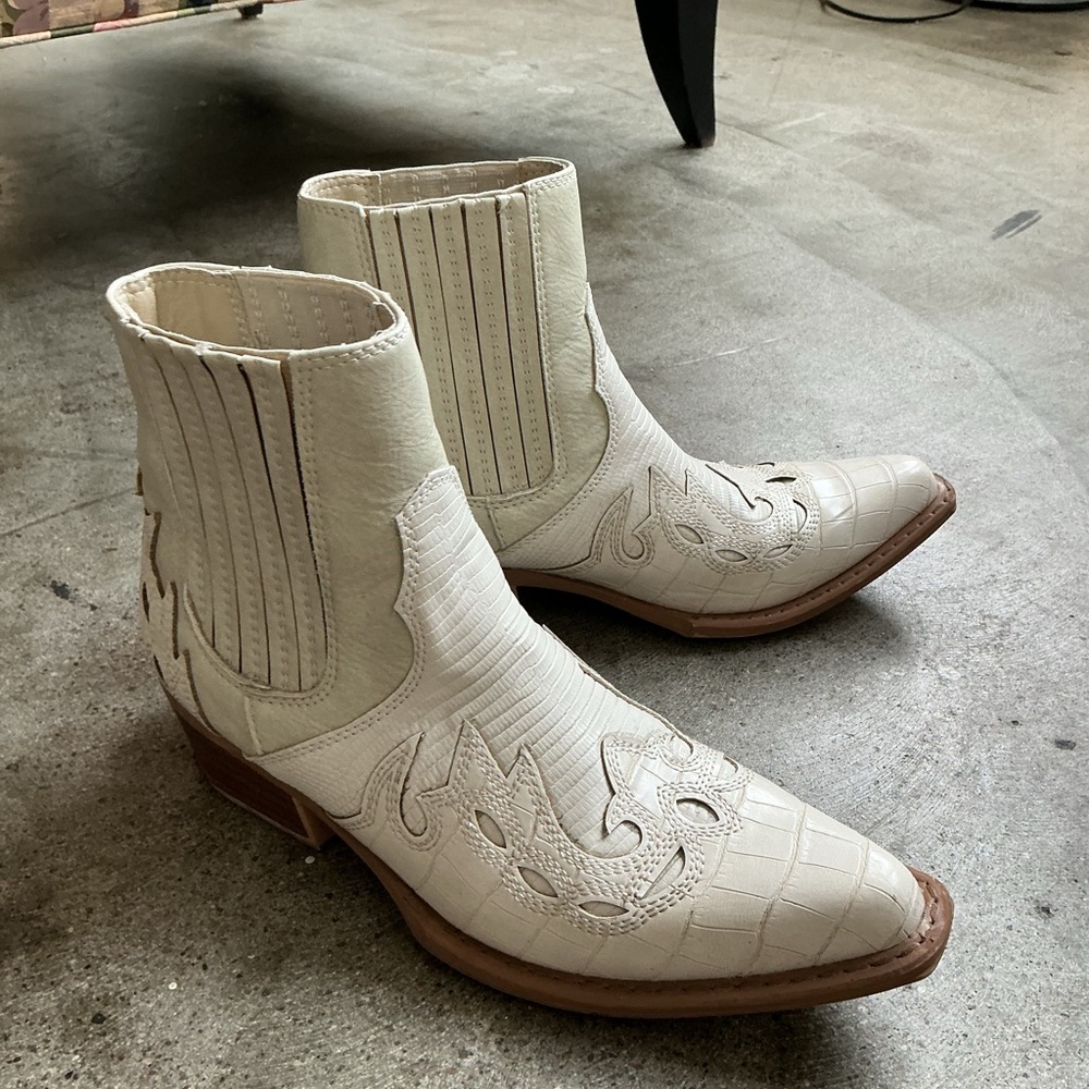 Matisse white cowboy ankle Booties - Picture 4 of 7